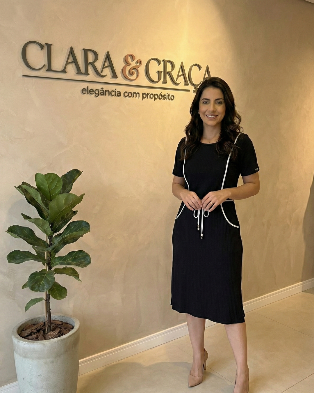 Vestido Midi Canelado Preto com Detalhe Branco