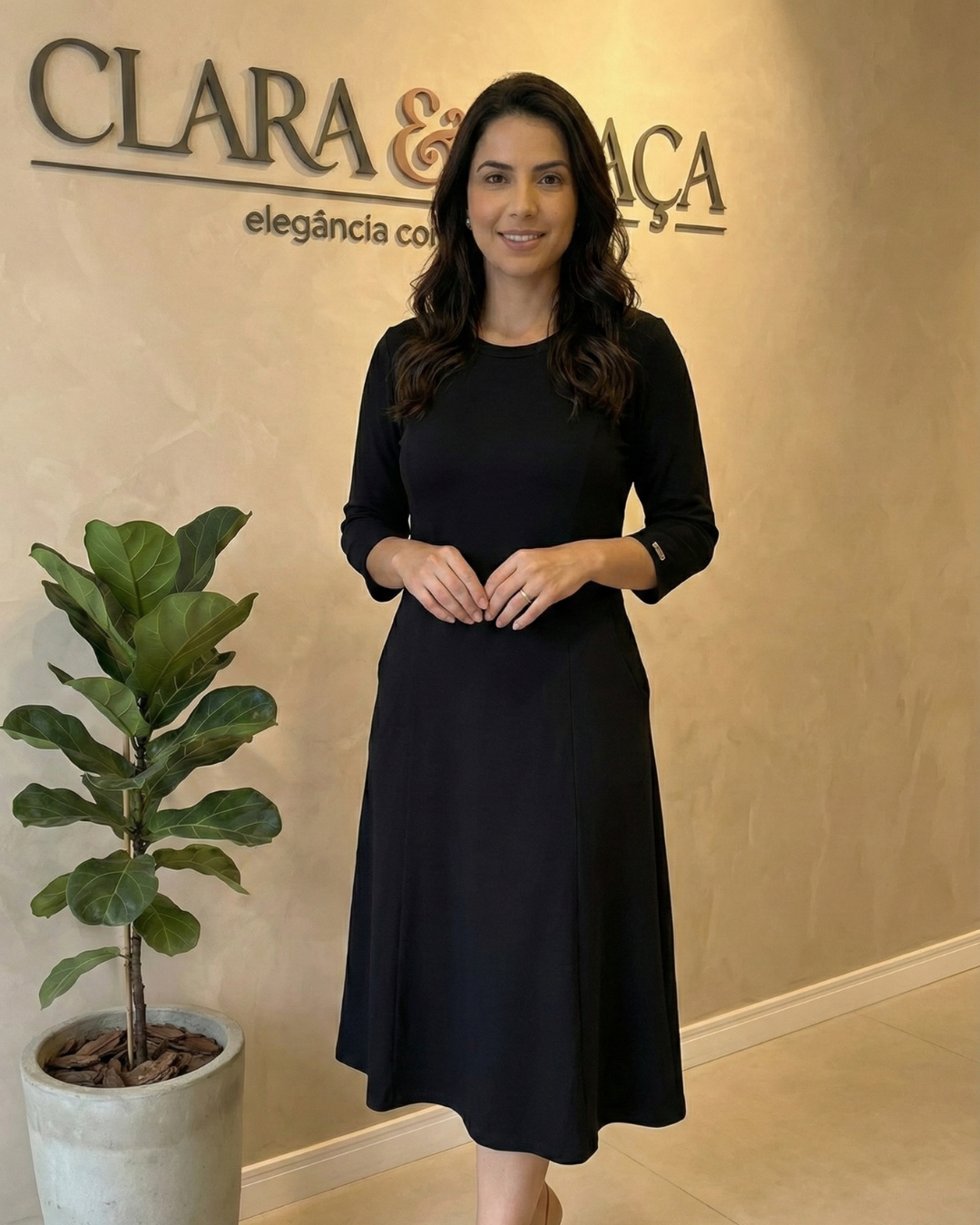 Vestido Midi Preto em Moletinho com Bolsos