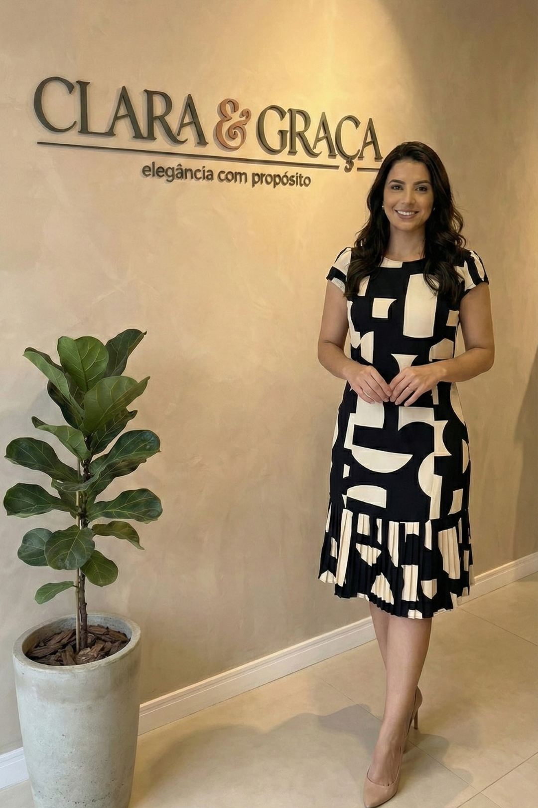 Vestido Midi Estampa Geométrica Barra Plissada