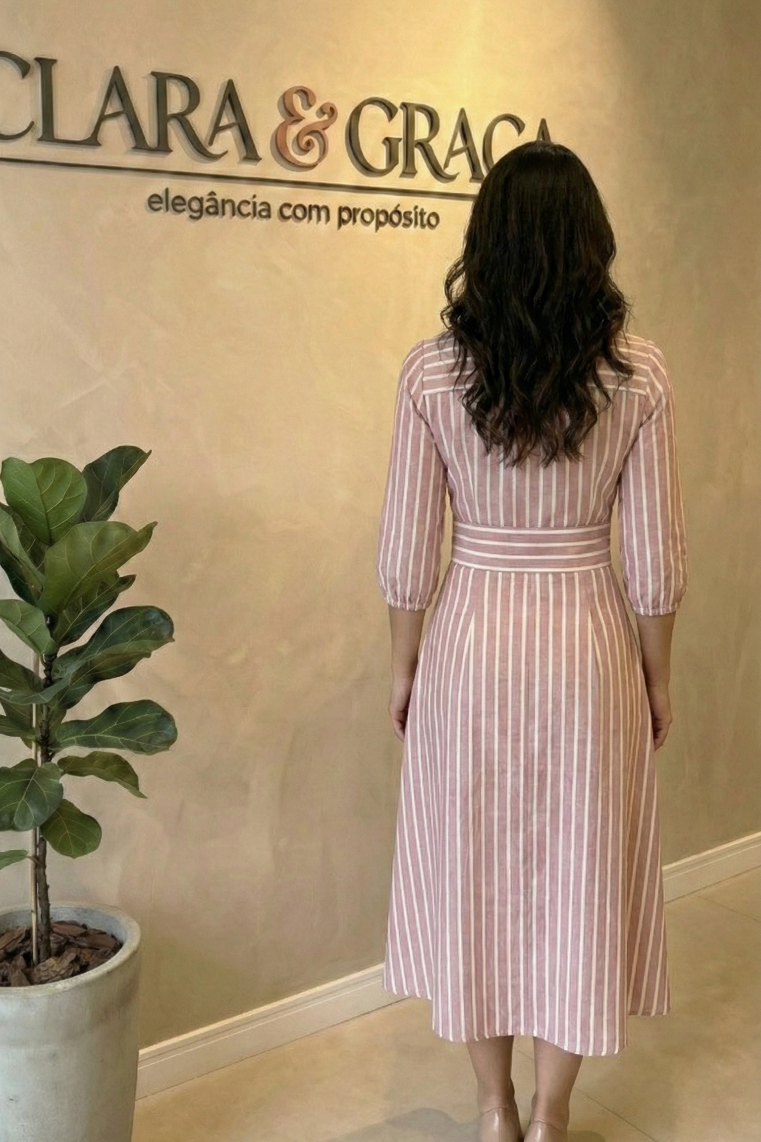 Vestido Midi em Toque de Seda Listrado